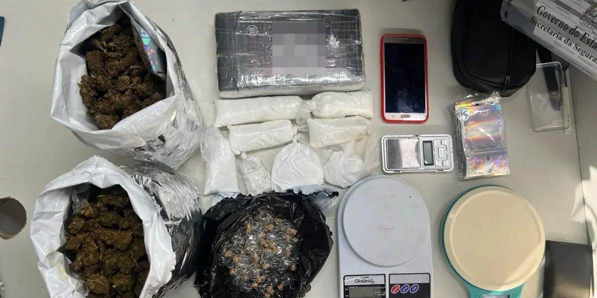 PM apreende mais de 2,7 kg de drogas e 75 frascos de lança-perfume, no bairro de Brotas, em Salvador