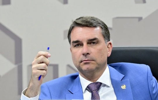 Flávio Bolsonaro afirma que pretende alterar Constituição com redução da maioridade e reforma do Judiciário