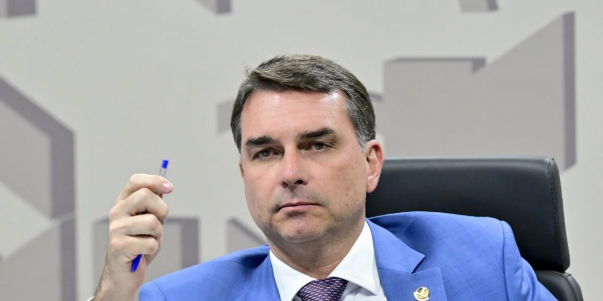 Flávio Bolsonaro afirma que pretende alterar Constituição com redução da maioridade e reforma do Judiciário