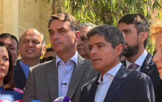 Flávio Bolsonaro e ACM Neto se reúnem em Brasília e planejam ato em Salvador