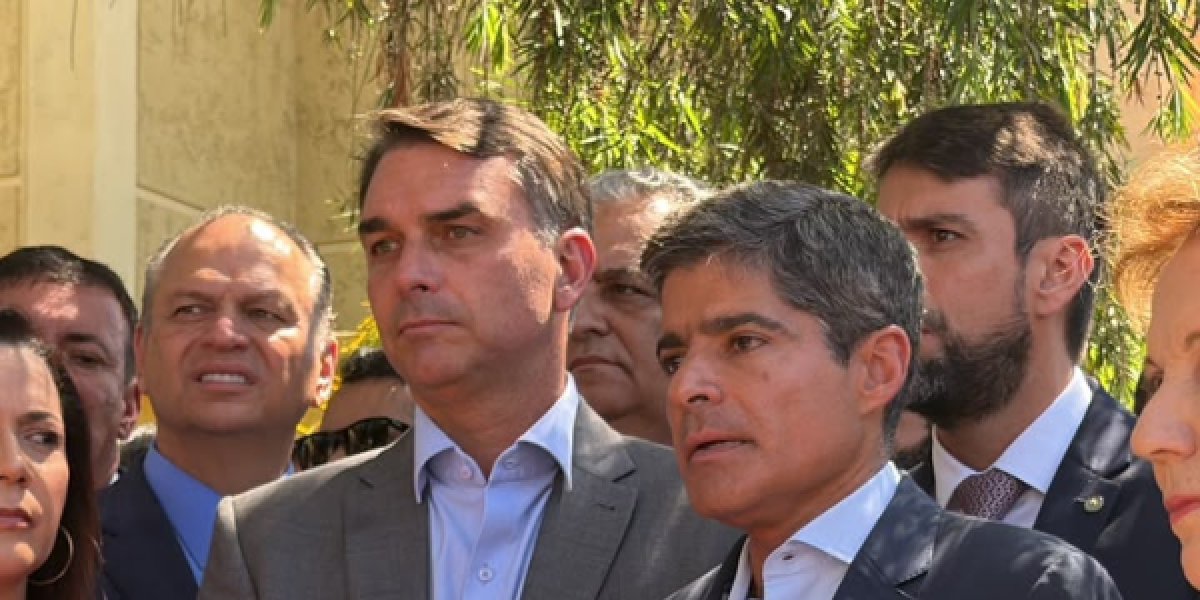Flávio Bolsonaro e ACM Neto se reúnem em Brasília e planejam ato em Salvador
