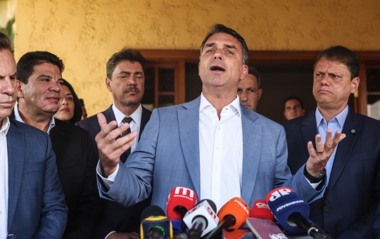 Após polêmica sobre mudar Constituição, Flávio Bolsonaro explica propostas de PEC e diz: “O Brasil tem que voltar ao normal”