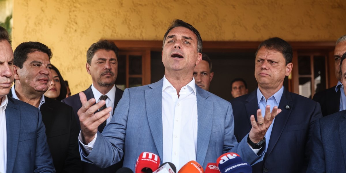 Após polêmica sobre mudar Constituição, Flávio Bolsonaro explica propostas de PEC e diz: “O Brasil tem que voltar ao normal”