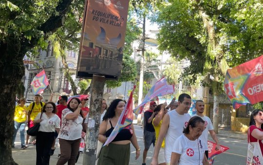 Manifestantes percorrem Corredor da Vitória em Salvador com bandeiras e cantos em apoio a Lula