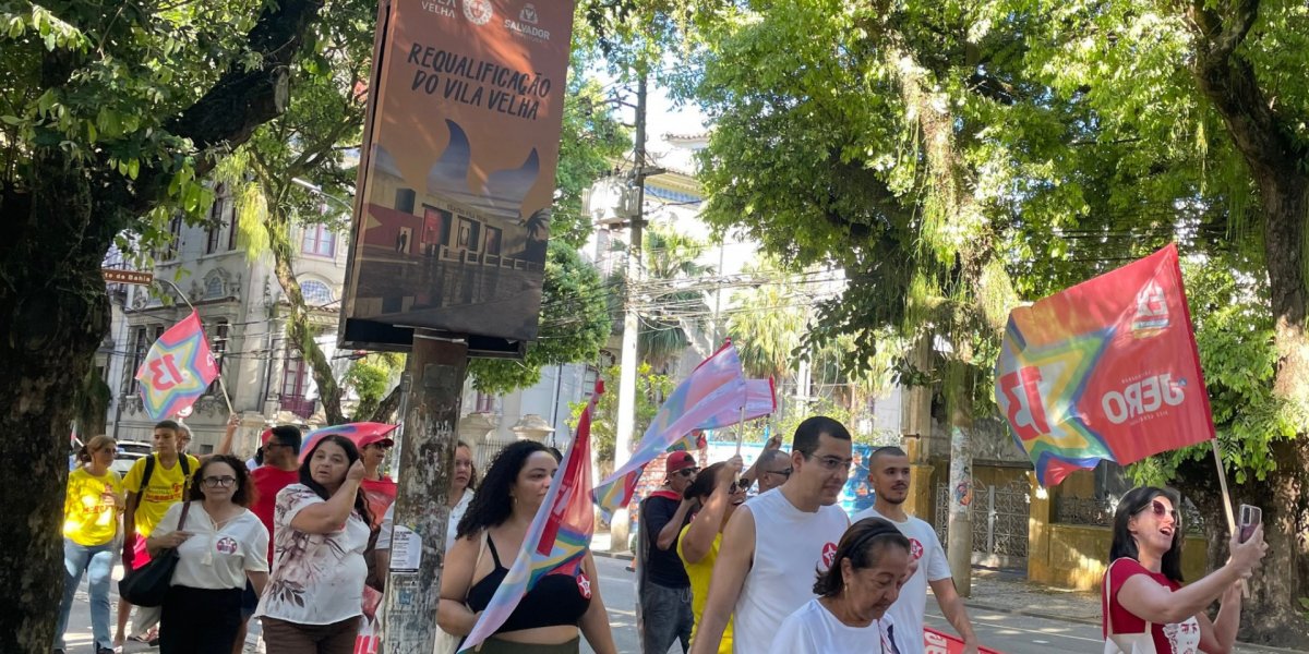 Manifestantes percorrem Corredor da Vitória em Salvador com bandeiras e cantos em apoio a Lula