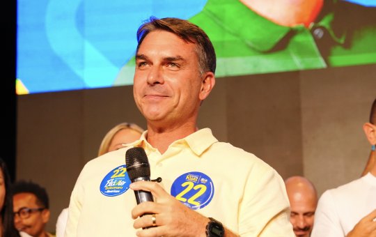 “Se eu pudesse, pediria voto”, diz bispo evangélico durante evento com Flávio Bolsonaro no Rio de Janeiro