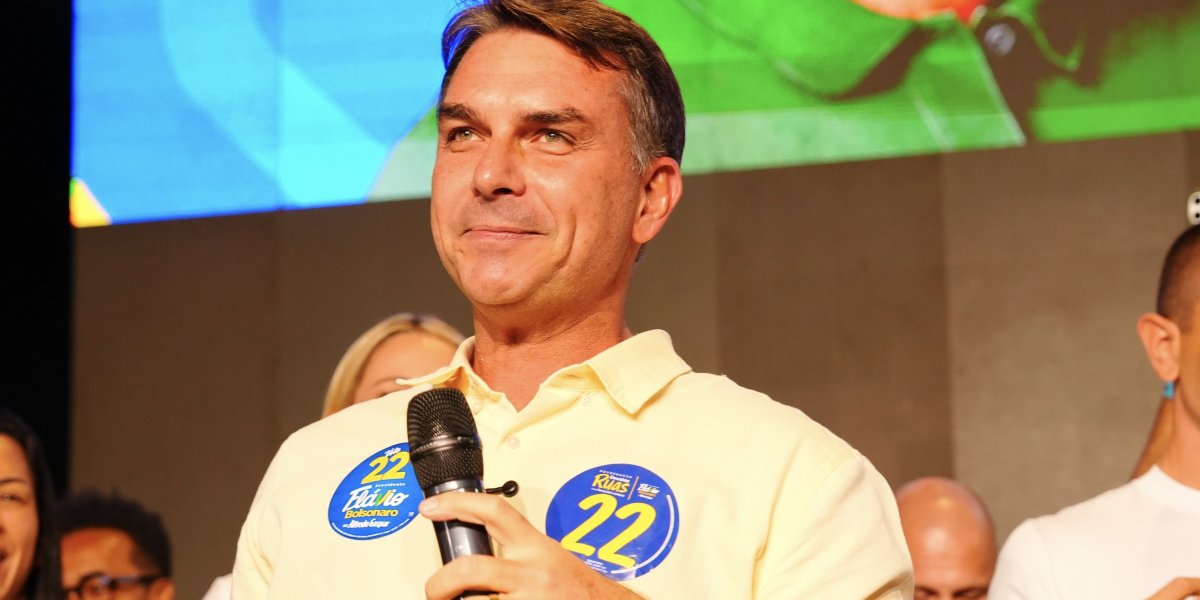“Se eu pudesse, pediria voto”, diz bispo evangélico durante evento com Flávio Bolsonaro no Rio de Janeiro