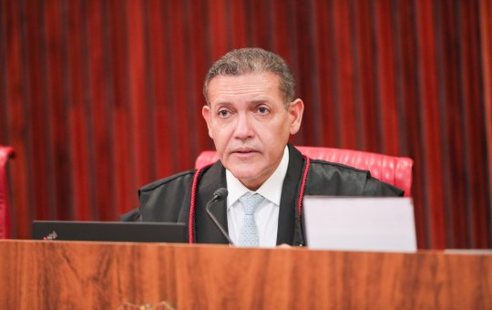 TSE determina suspensão de canal pró-Lula no WhatsApp após pedido de Flávio Bolsonaro