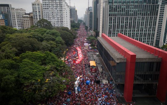 Multidão toma Avenida Paulista em ato de apoio a Lula na tentativa de virar disputa presidencial