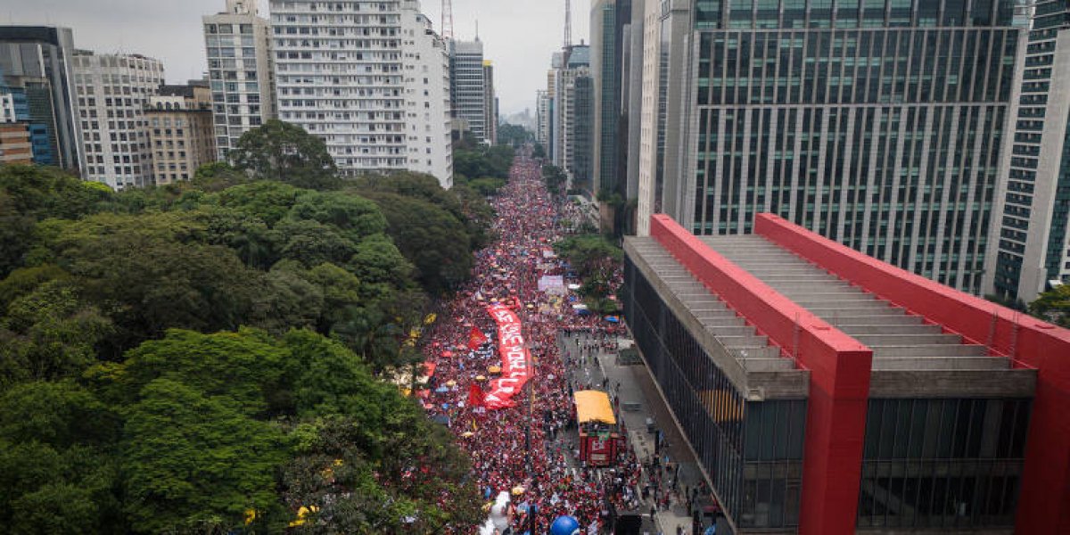 Multidão toma Avenida Paulista em ato de apoio a Lula na tentativa de virar disputa presidencial