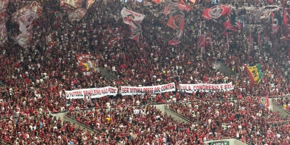 Torcida do Flamengo protesta contra proibição das bets e cita Lula, Congresso e STF