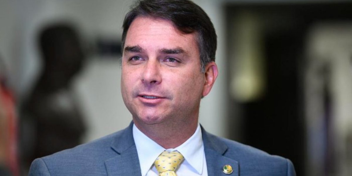 ‘Não vão calar minha voz’, diz Flávio Bolsonaro após propaganda ir ao ar sem áudio