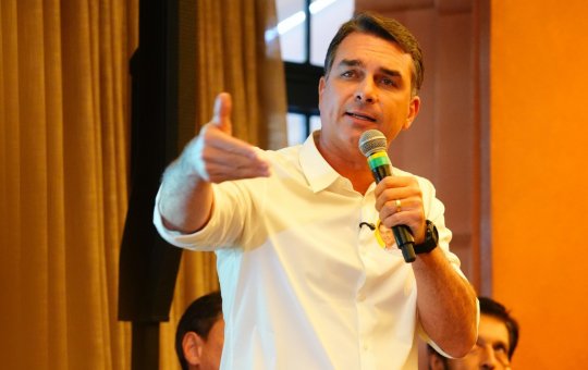 TSE determina que Flávio remova vídeo enganoso sobre ato pró-Lula na Paulista; ministro aponta ‘grave manipulação’