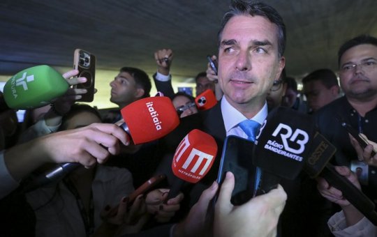 Flávio Bolsonaro muda postura e admite possibilidade de apoiar fim da escala 6x1