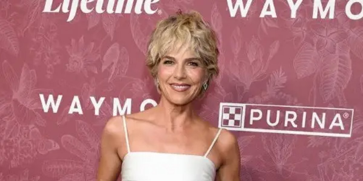 Atriz de ‘Legalmente Loira’, Selma Blair é detida após dar soco em comissária e morder outra durante voo; artista também teria agredido policial
