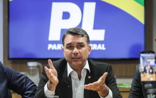 Flávio Bolsonaro anuncia voto a favor do fim da escala 6x1 no Senado