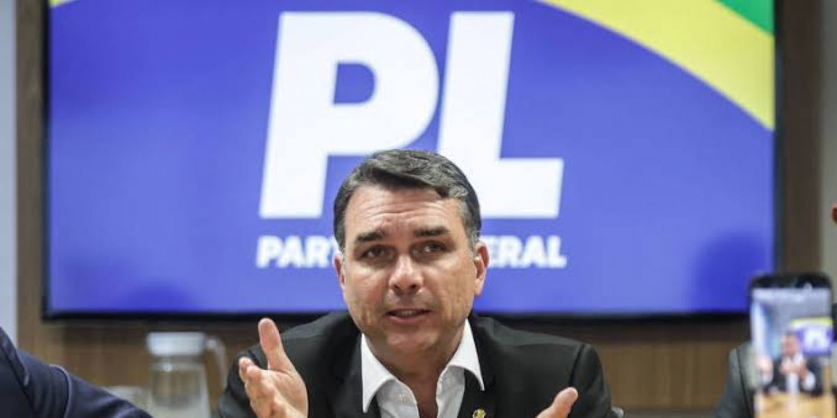 Flávio Bolsonaro anuncia voto a favor do fim da escala 6x1 no Senado
