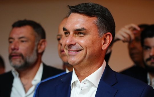 Flávio Bolsonaro deve receber título de cidadão soteropolitano durante comício em Salvador