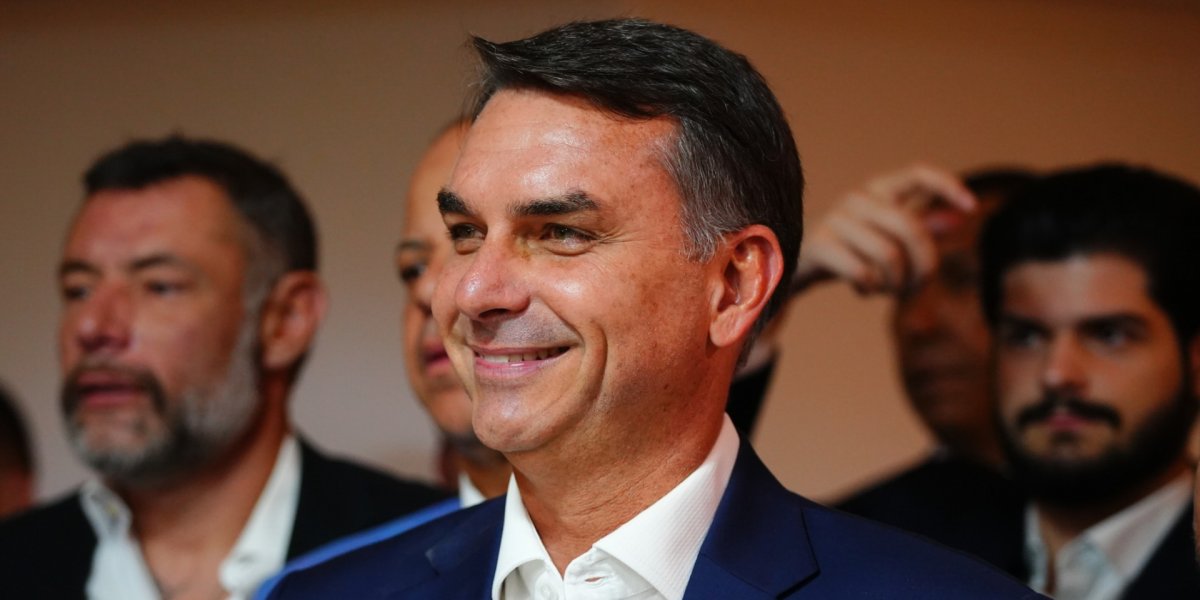 Flávio Bolsonaro deve receber título de cidadão soteropolitano durante comício em Salvador