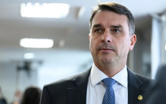 Flávio Bolsonaro anuncia que não participará de debate da Band