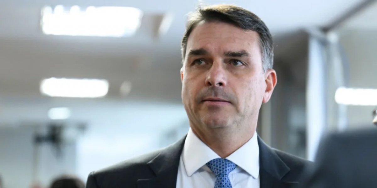 Flávio Bolsonaro anuncia que não participará de debate da Band