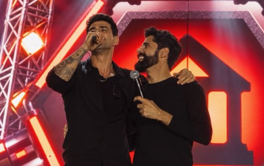 Gusttavo Lima divide palco com Dory Casanova durante festa em Ribeira do Pombal