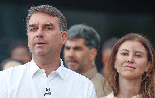 Flávio Bolsonaro confirma ida a debate após Lula anunciar participação: ‘Só queria que você confirmasse’