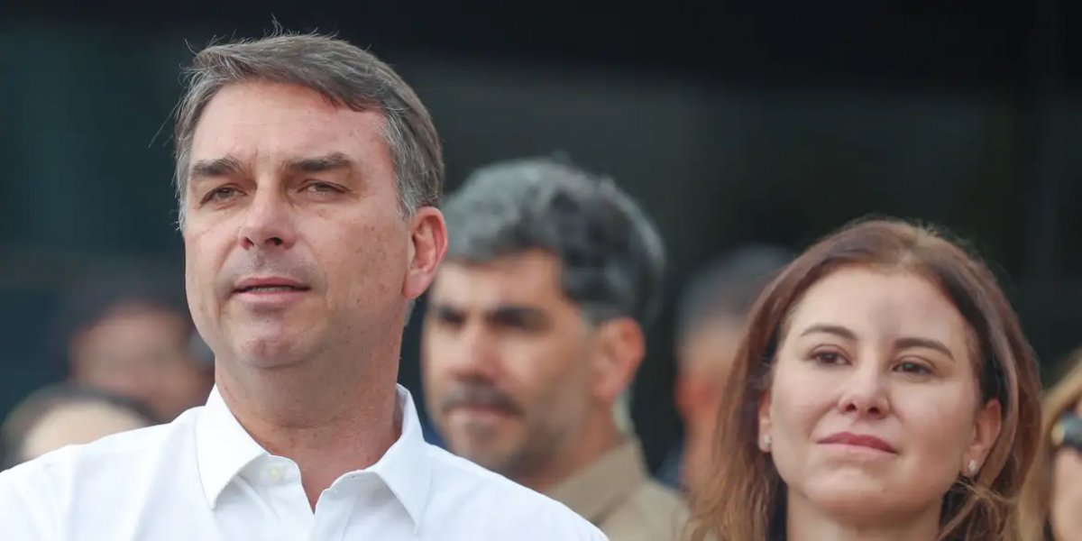 Flávio Bolsonaro confirma ida a debate após Lula anunciar participação: ‘Só queria que você confirmasse’