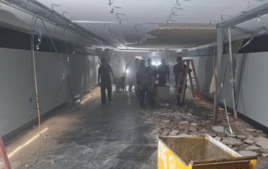 Parte do teto de corredor da Câmara dos Deputados desaba durante a madrugada