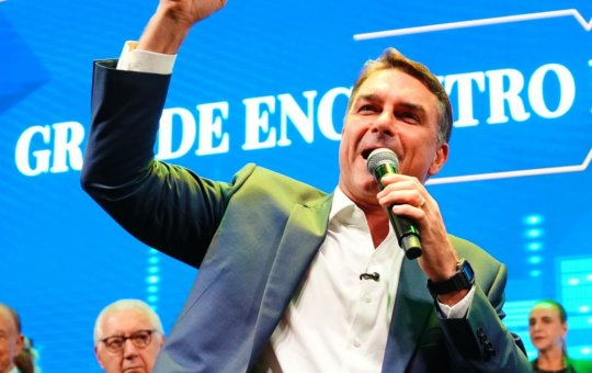Câmara de Salvador transfere sede para entregar título a Flávio Bolsonaro na Barra