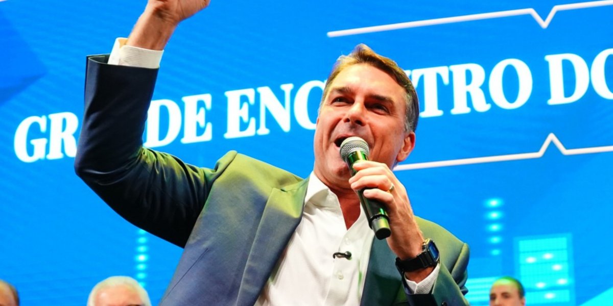 Câmara de Salvador transfere sede para entregar título a Flávio Bolsonaro na Barra