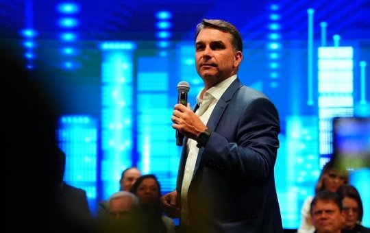 Justiça é acionada para barrar título de cidadão soteropolitano a Flávio Bolsonaro