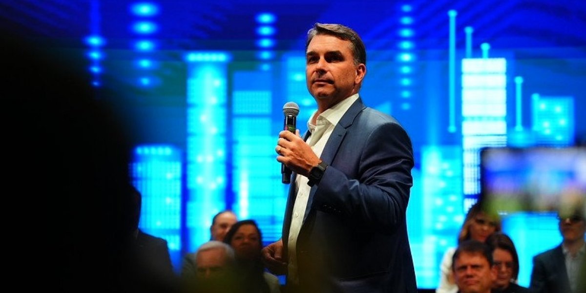 Justiça é acionada para barrar título de cidadão soteropolitano a Flávio Bolsonaro