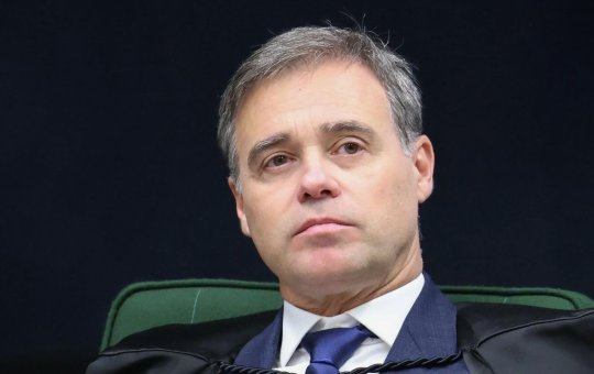 Mendonça interrompe julgamento sobre vídeo de Lula após maioria contra sua decisão