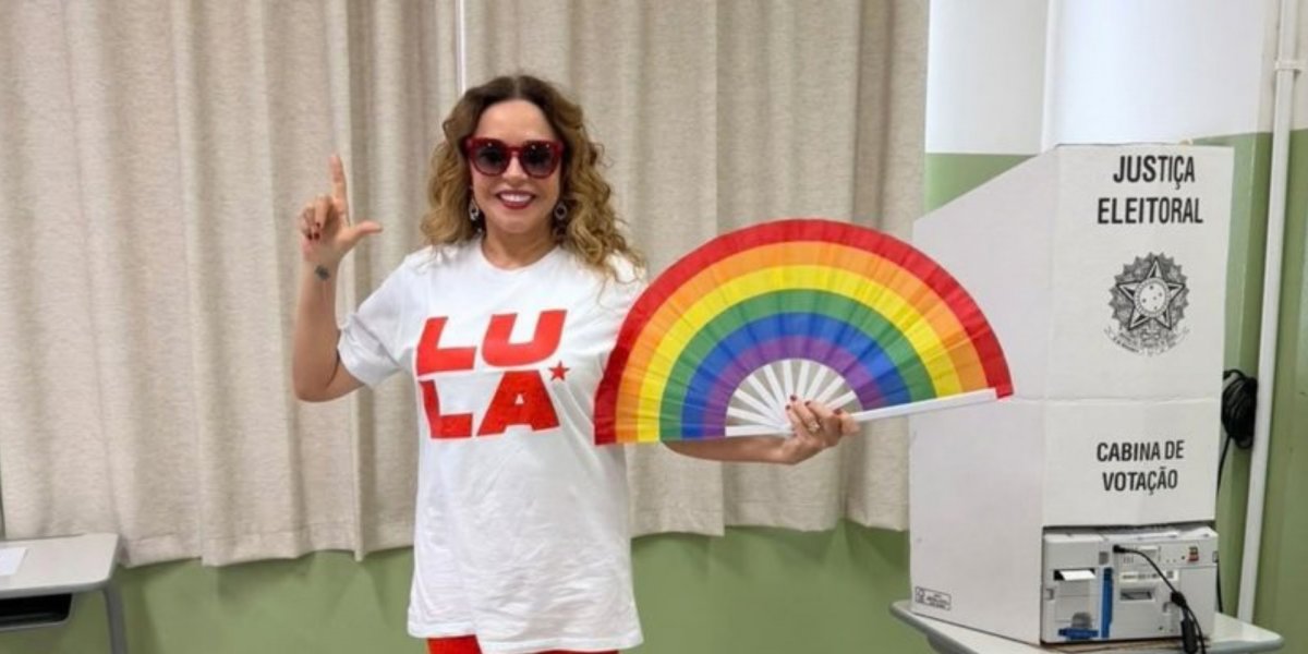 Daniela Mercury anuncia ato "Artistas pela Democracia" em resposta a Flávio Bolsonaro em Salvador