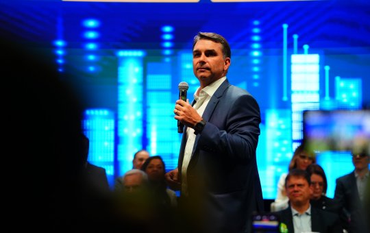 Justiça suspende entrega de título de cidadão de Salvador a Flávio Bolsonaro