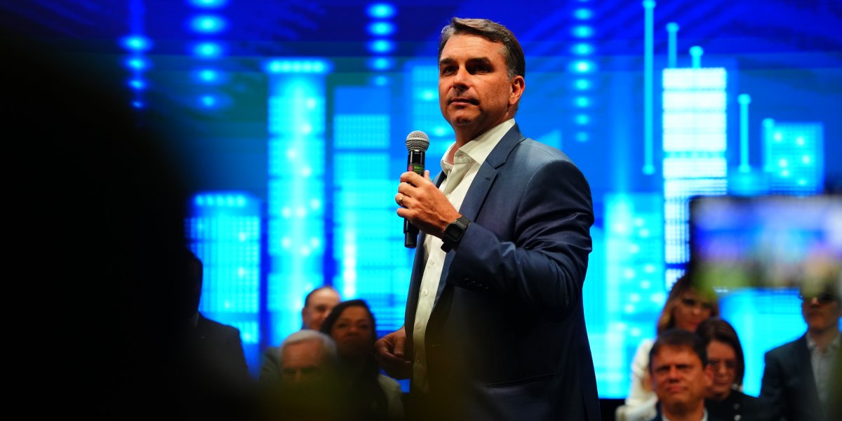 Justiça suspende entrega de título de cidadão de Salvador a Flávio Bolsonaro