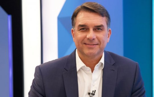 Flávio Bolsonaro promete manter fim da escala 6x1 e descarta reverter decisão do Congresso