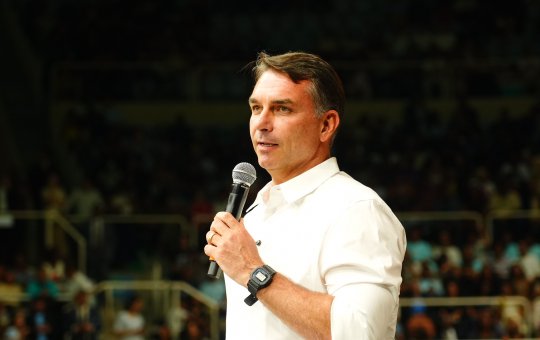 TJ-BA derruba liminar e mantém homenagem a Flávio Bolsonaro na Barra