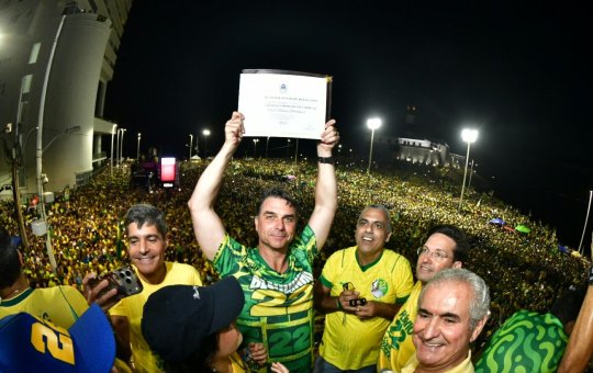 Flávio Bolsonaro recebe título de cidadão de Salvador durante ato político na Barra