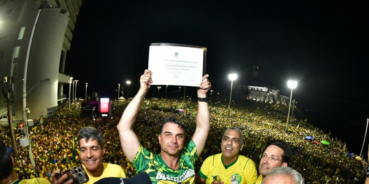 Flávio Bolsonaro recebe título de cidadão de Salvador durante ato político na Barra