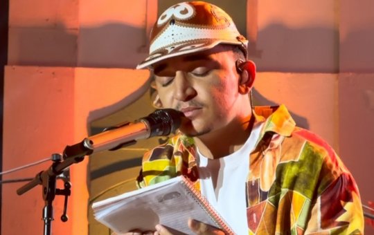 João Gomes quebra silêncio político durante show “Sou a favor da democracia”