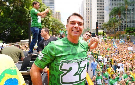 Flávio Bolsonaro reúne multidão na Avenida Paulista em ato de campanha em São Paulo