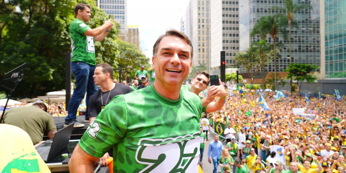 Flávio Bolsonaro reúne multidão na Avenida Paulista em ato de campanha em São Paulo