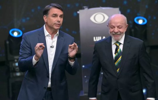 Flávio Bolsonaro provoca Lula em debate e diz: “Quem te prendeu está aqui”