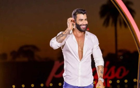 Gusttavo Lima declara apoio a Flávio Bolsonaro durante show no Paraná
