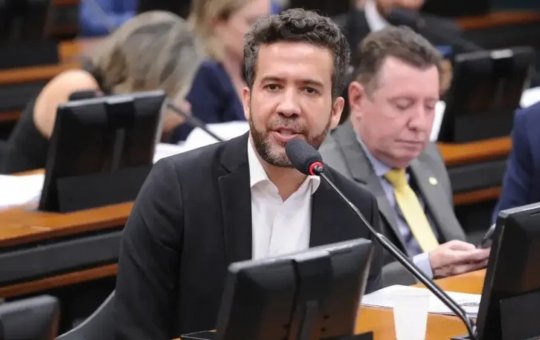 André Janones está estável, sem novos episódios de arritmia cardíaca, informa boletim médico