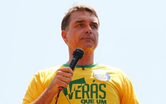 Campanha de Flávio Bolsonaro vê “armadilha” em desafio de Lula para abrir sigilos