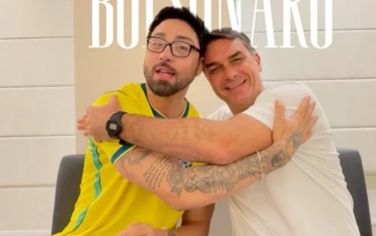 Flávio Bolsonaro nega perseguição a gays e garante: “Isso aí ninguém mexe”
