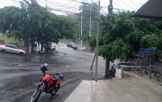 Chuva causa alagamento no bairro de Escada, em Salvador